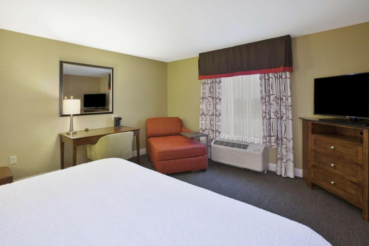Hampton Inn & Suites Wichita-Northeast Bagian luar foto