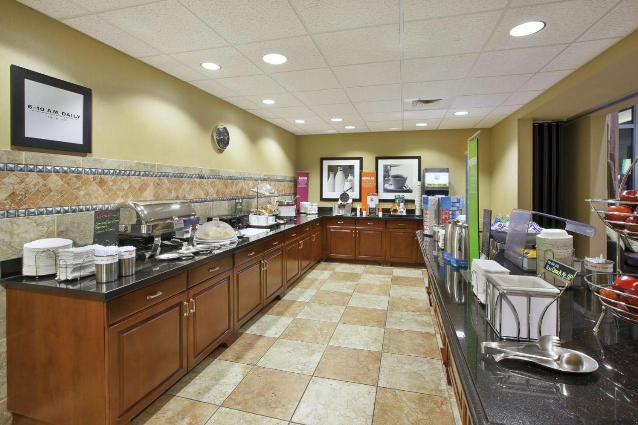 Hampton Inn & Suites Wichita-Northeast Bagian luar foto