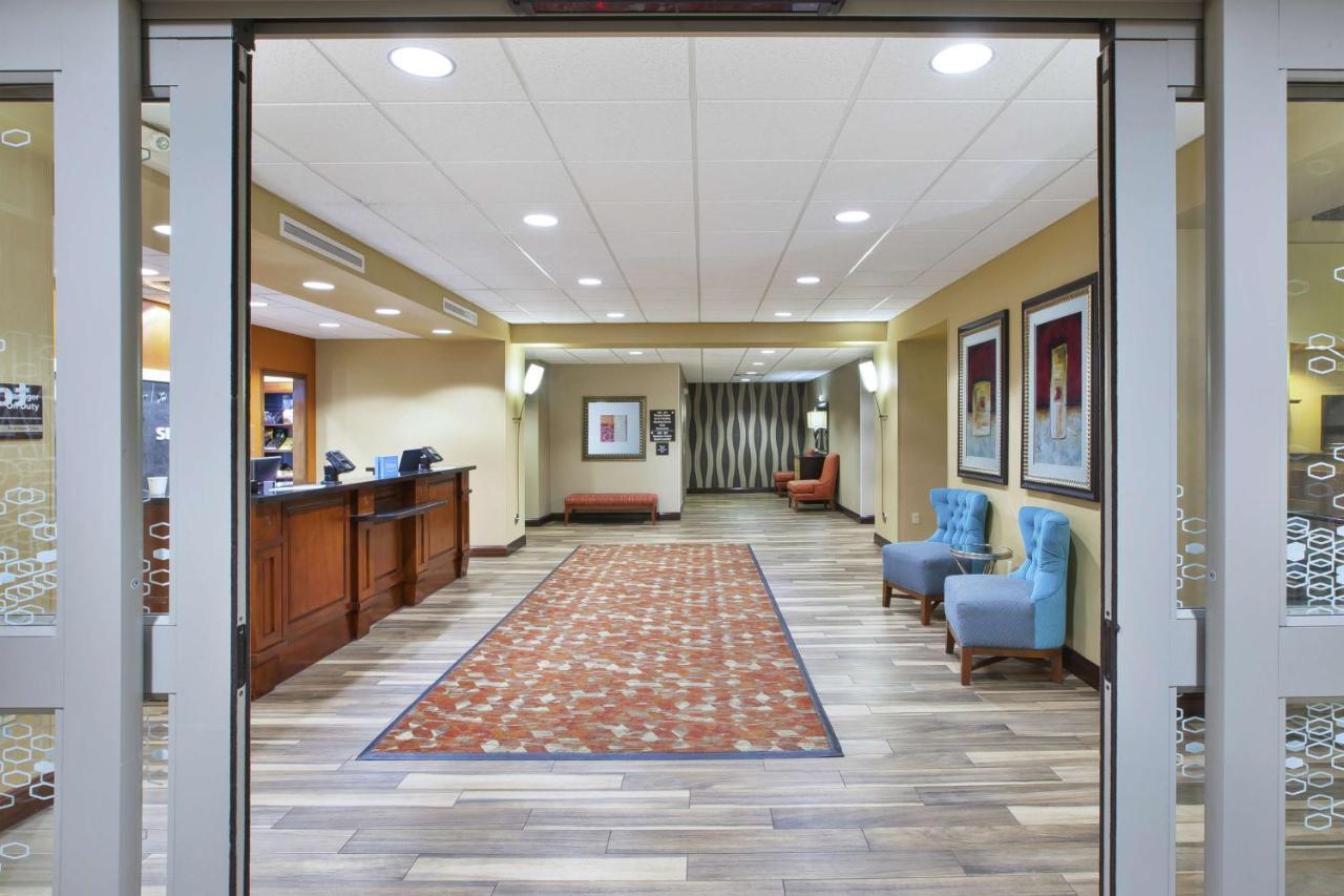 Hampton Inn & Suites Wichita-Northeast Bagian luar foto