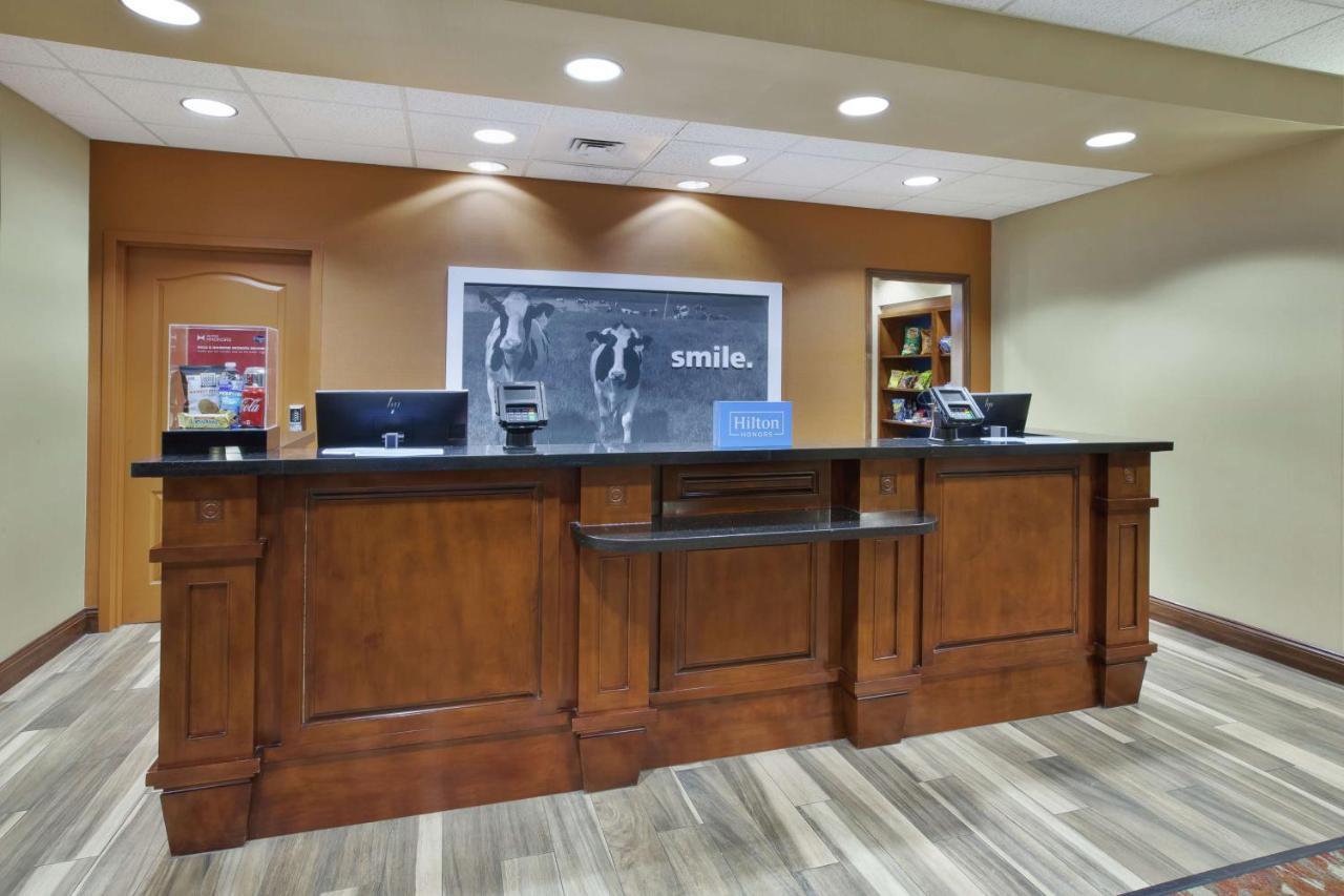 Hampton Inn & Suites Wichita-Northeast Bagian luar foto