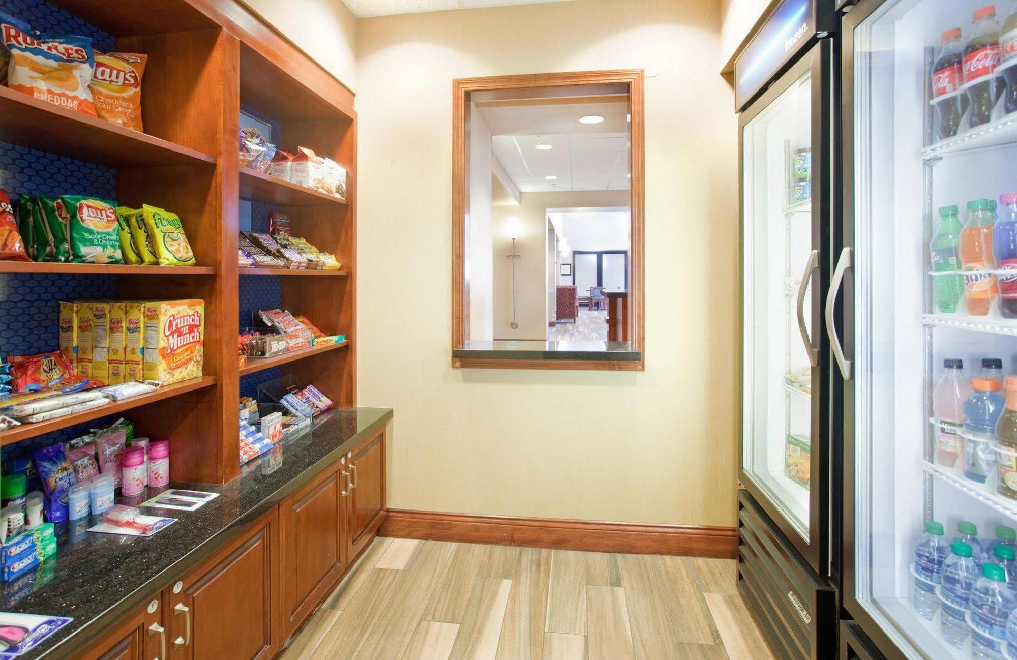 Hampton Inn & Suites Wichita-Northeast Bagian luar foto